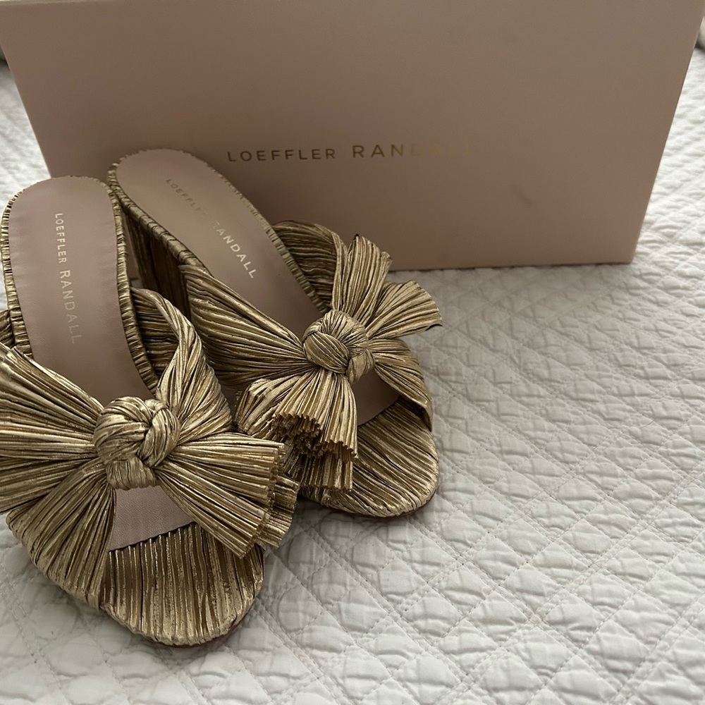 Gorgeous gold fabulous bow !